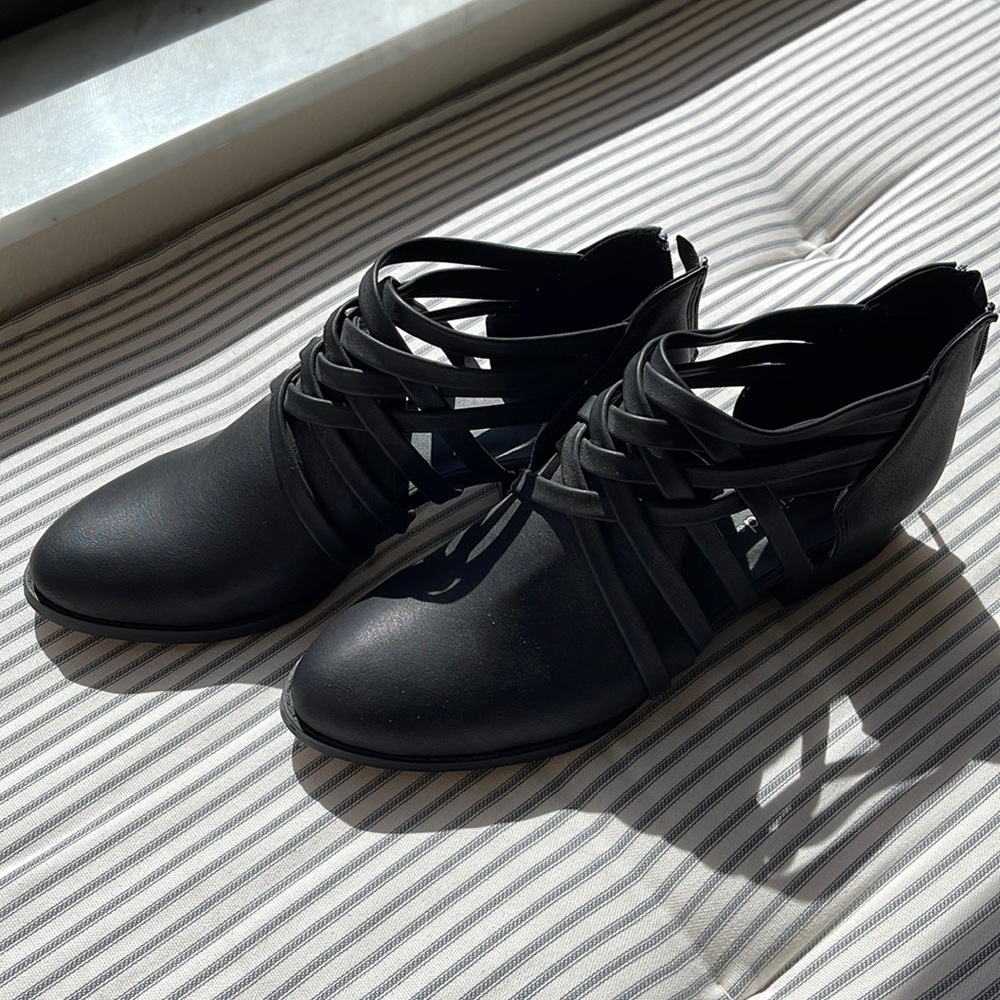 Black size 9 Ankle Booties - Picture 2 of 4
